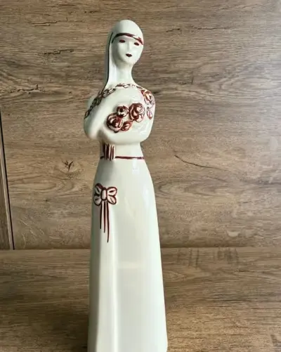 Figurka  dziewczyna z bukietem Eryki trzewik Drost Bogucice porcelana — praca Julian, Ziębice