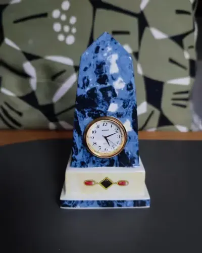 Figurka porcelanowa z zegarem — praca Marek Ostaszewski, Rotmanka