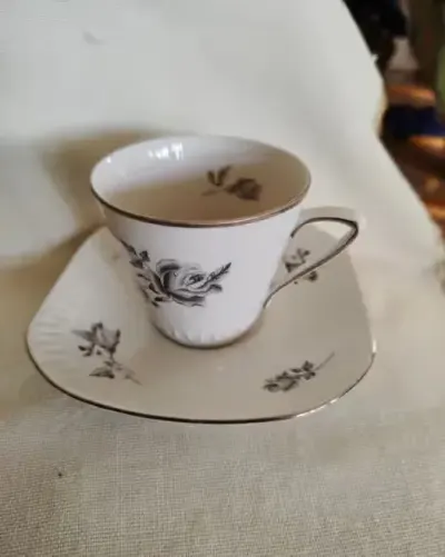 filiżanka z Zakładów Porcelany Stołowej „Wawel” — praca Beata, Posada