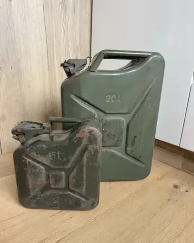 Kanistry wojskowe vintage 20L i 5L – stalowe, PRL, 1989, survival — praca Katarzyna, Wrocław