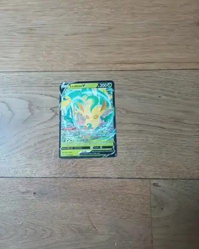 Karta pokemon LeafeonV z 2021.r — praca Patr, Warszawa