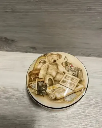 Kolecjonerskie porcelanowe puzderko — praca Nina, Rzeczyca Ziemiańska-Kolonia