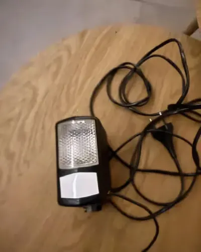 Lampa błyskowa do aparatu analogowego vintage z zasilaczem — praca Katarzyna, Smolec