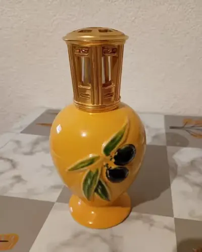 lampa katalityczna zapachowa  Lampe Berger Paris, model z motywem gałązki oliwnej na żółtym dzbanku. — praca Maciek różne rzeczy, Toruń