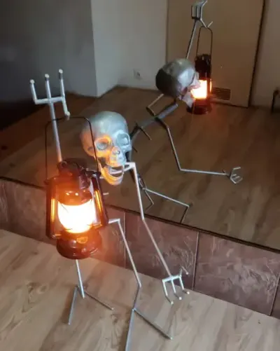 Lampa lampka ludzik kościotrup — praca Dariusz, Lutry