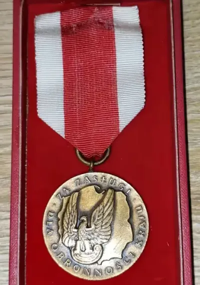 Medal Za Zasługi dla Obronności Kraju - Brązowy, PRL, Etui — praca Ela, Włocławek