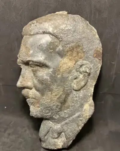 Metalowy portret, płaskorzeźba, wizerunek Hitlera — praca Szymon, Kraków