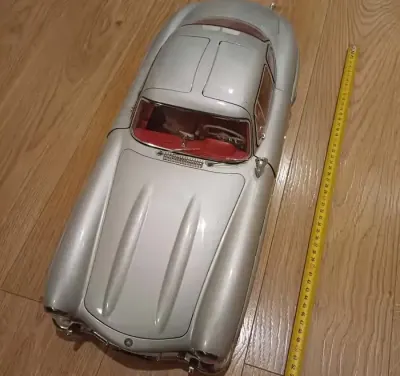 Model w skali 1:8 Mercedesa 300 SL — praca Tomasz, Wrocław