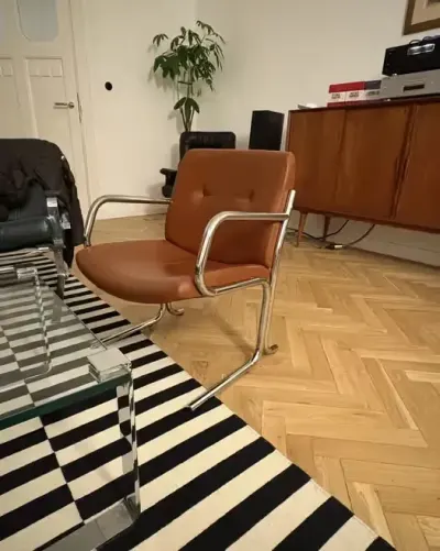 Modernistyczne skorzane fotele włoskie — praca Cezary, Łódź