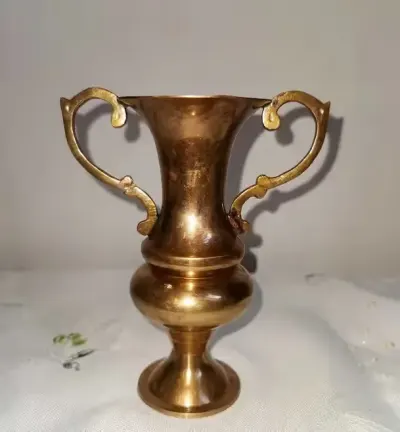 Mosiężny dzbanek vintage z dekoracyjnym uchem -15 cm — praca Nowi, Wrocław