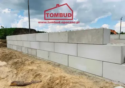 Mur oporowy, klocki betonowe, ściana oporowa — praca TOMBUD, Warszawa
