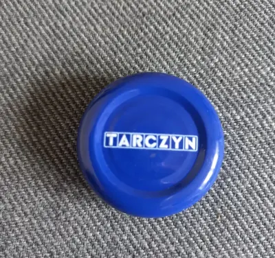 Nakrętki od butelek z sokami Tarczyn różne — praca Alcea, Poznań
