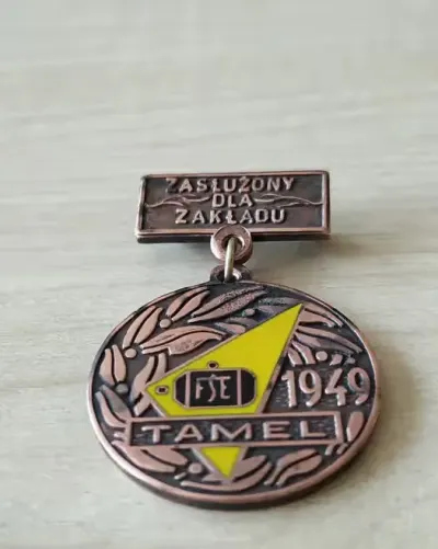 Odznaka.Tarnów. Zasłużony Dla Zakładu Tamal. 1949 rok. — praca Arek, Koszalin