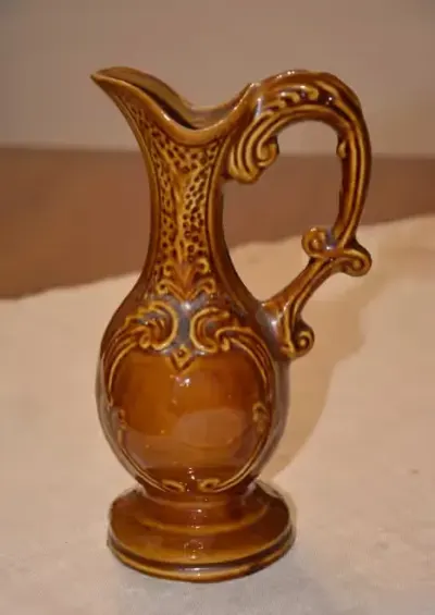 Oryginalny wazon, dzbanuszek porcelit PRL — praca Mariola, Kowal