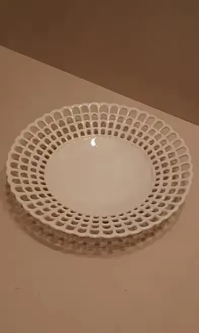 Ozdobny talerzyk porcelanowy, sygnowany — praca Janek, Toruń