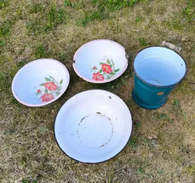 Pakiet - naczynia emaliowane z czasów PRL | Wiadro ZSRR | Miednice Korea Północna — praca Felicja, Toruń