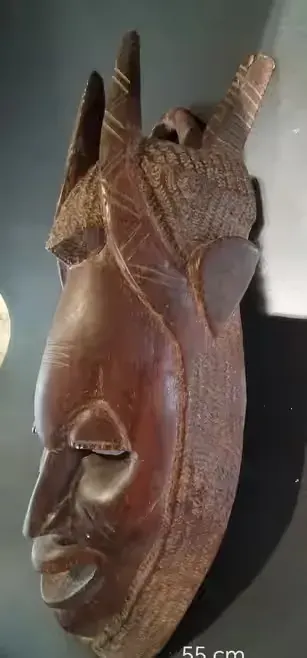 Piekna stara maska afrykańska drewno — praca Kamil, Świdnica