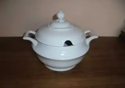 Porcelanowa duża waza z przykrywką-  zdobiona nr 1 — praca Waldek, Wrocław