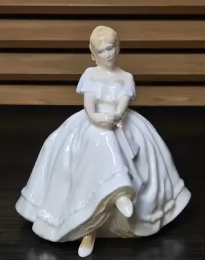 Porcelanowa figurka siedzącej dziewczyny Royal Doulton Heather HN2956 — praca Filip, Łódź