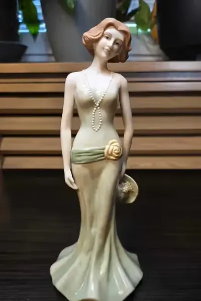 Porcelanowa figurka wysokiej kobiety SBL Regal House Collection 92D Katie — praca Filip, Łódź