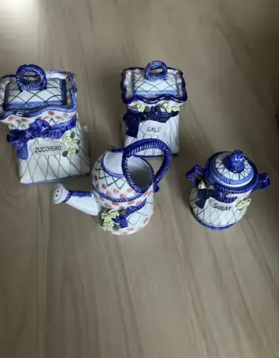 Porcelanowe pojemniki na przyprawy — praca 987123xc, Łódź