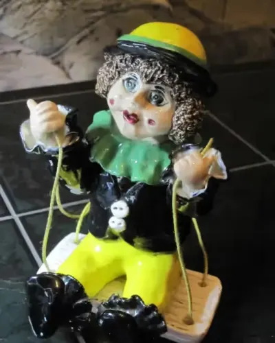 Porcelanowy klaun na huśtawce - figurka porcelanowa na prezent — praca Małgosia, Dzierzków