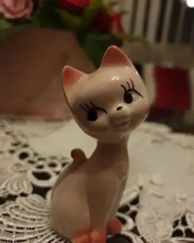 Porcelanowy różowy kotek - figurka porcelanowa na prezent, ozdoba — praca Małgosia, Dzierzków