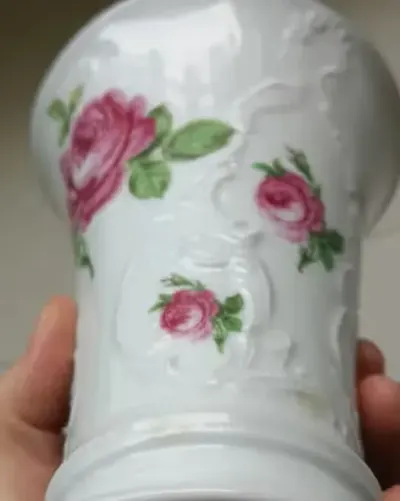 porcelanowy wazon z różą Royal KPM — praca Ola, Toruń