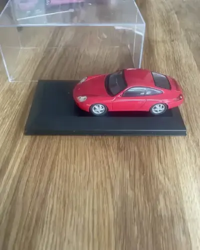 Porsche 911 996 schuco czerwone 1:43 — praca Przemek, Gdańsk