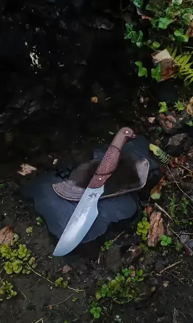 Ręcznie wykuty nóż myśliwski/ ręcznie rzeźbiona rękojeść. Knifemaking — praca Dominik, Będzin