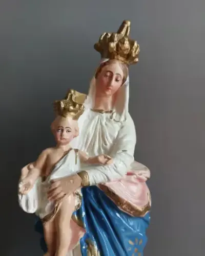 Stara figurka Matki Bożej z dzieciątkiem — praca Robert, Białystok