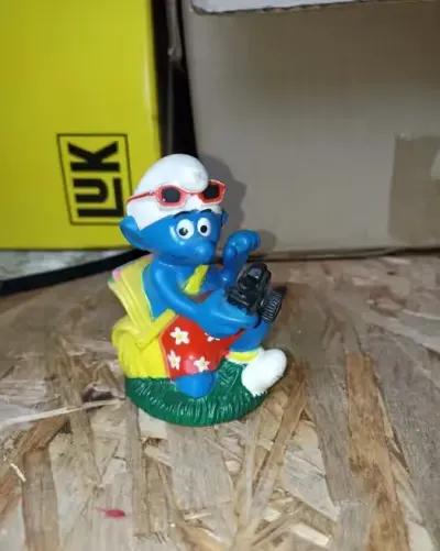 Stara niemiecka gumowa figurka Smerf z aparatem foto 8cm z 1996 roku — praca roniweroni1, Kutno