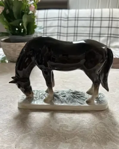 Stara porcelanowa figurka pasącego się konia – Japonia – MB K.E.T.O. Import – vintage — praca Mark, Poznań