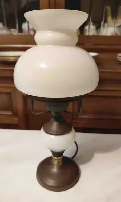 Stara stylowa lampa elektryczna — praca Waldek, Kielce