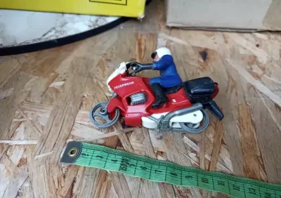 Stara vintage niemiecka zabawka motocykl służb ratowniczych z kierowcą — praca roniweroni1, Kutno