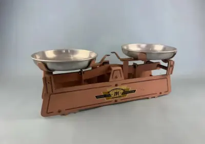 Stara waga szalkowa ZPT Przemyśl 5 kg 1974 — praca Retrospekcja, Prusy