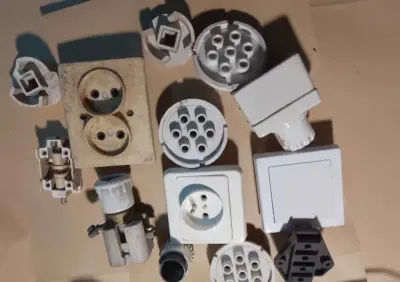 stare kontakty , korki , pozostałości elektryczne różne z demontażu — praca Mag, Bytom