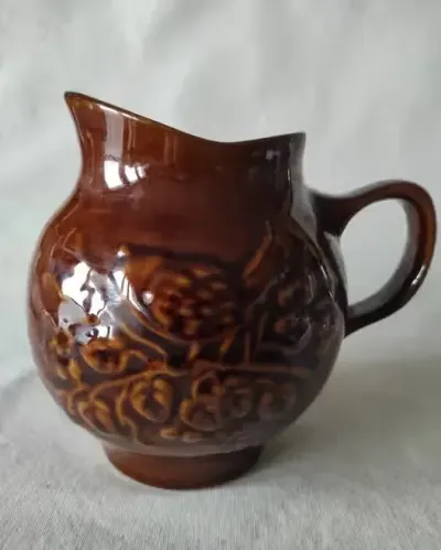 Stary brązowy dzbanek porcelit ZMO Jaroszów okres PRL — praca Wojtek, Łódź