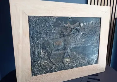 Stary relief myśliwski – Płaskorzeźba JELEŃ w nowej dębowej ramie (39x30 cm) — praca Krzysztof, Łódź