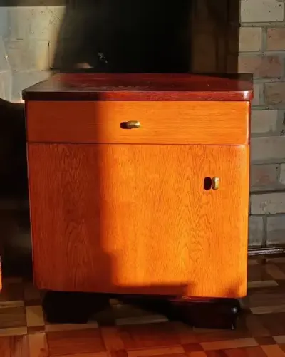 Szafki nocne antyk po renowacji — praca vintagecentury, Lubin