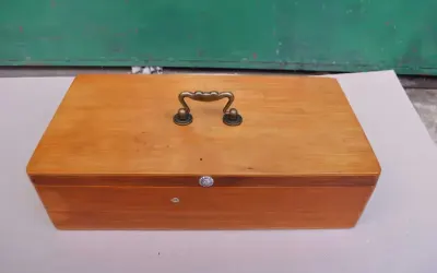 szkatulka skrzynka drewniana  prl  34,5x18x9,5 — praca terenowka 4x4, Kępno