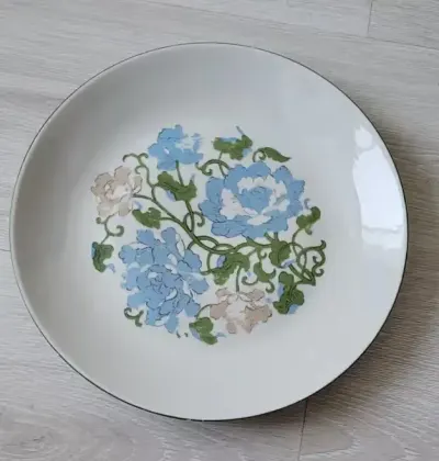 Talerz Chodzież z motywem kwiatowym  24cm PRL — praca Marek, Bydgoszcz