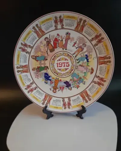 Talerz kolekcjonerski Wedgwood 1975r kalendarz — praca Magdalena, Jelenia Góra