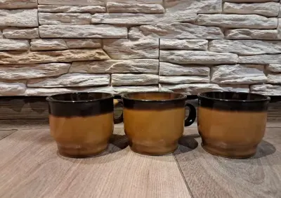 Trzy miodowe filiżanki do espresso Pruszków PRL — praca ellusia76, Bartoszów