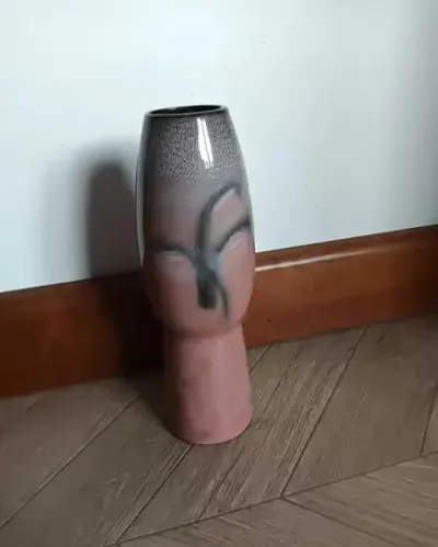 Wazon ceramiczny ciekawy kształt różowy — praca koralik1, Ochla