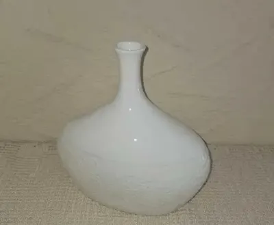 Wazon Rosenthal Studio-Line – Biała Porcelana z Kwiatowym Reliefem – Vintage — praca MAGDALENA, Przytoczna