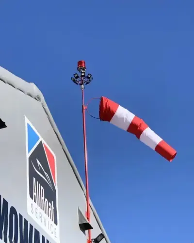Wiatrowskaz lotniczy podświetlany wskaźnik kierunku wiatru rękaw — praca Radek, Giżycko
