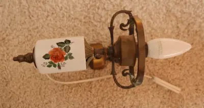 zabytkowa lampa ścienna z porcelanowym elementem ozdobionym  Kinkiet Vintage — praca wojtek, Wińsko