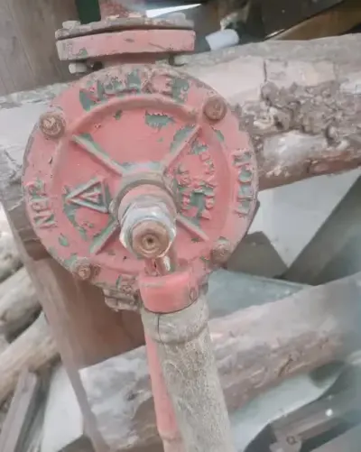 Zabytkowa ręczna pompa polska — praca industrial, Ciechocinek