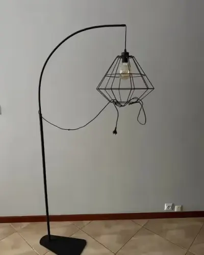 Lampa stojąca retro — praca Owcz, Mosina